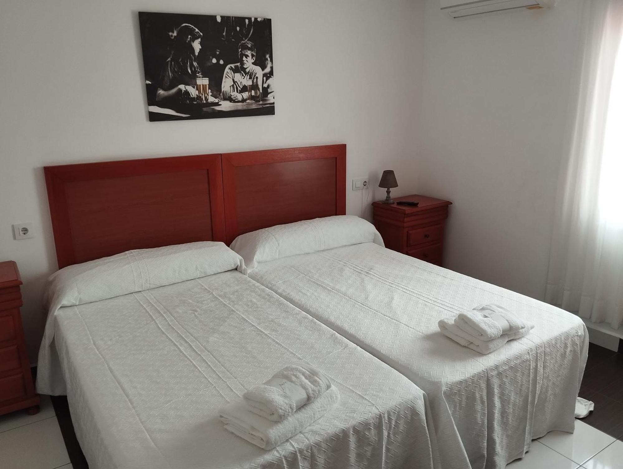 Hostal Bordillas Pomaluengo ภายนอก รูปภาพ